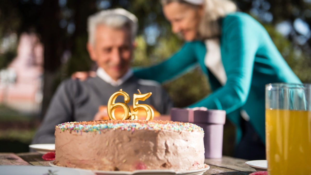 Torta per i 65 anni e due anziani